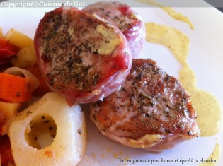 Filet mignon de porc bardé et épicé à la plancha assiette
