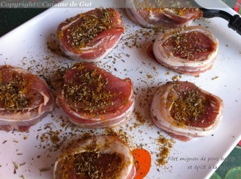 Filet mignon de porc bardé et épicé cru