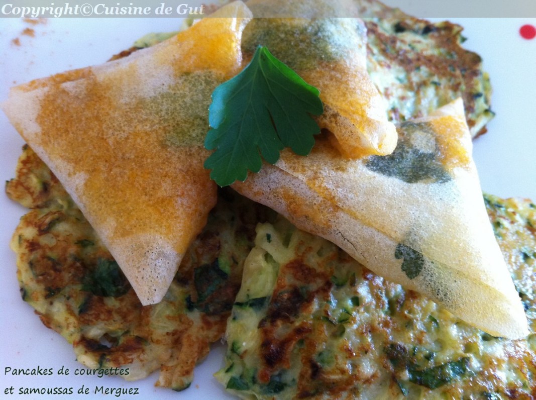 Pancakes de courgettes et samoussas de merguez