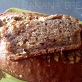 Banana bread entier et part&nbsp;dessus