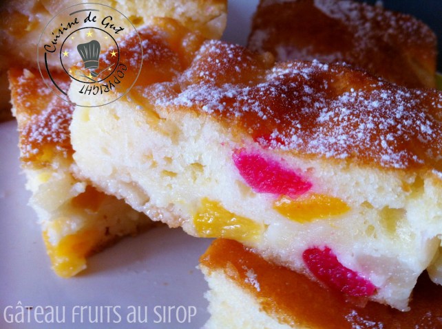 gâteau fruits au sirop coupé