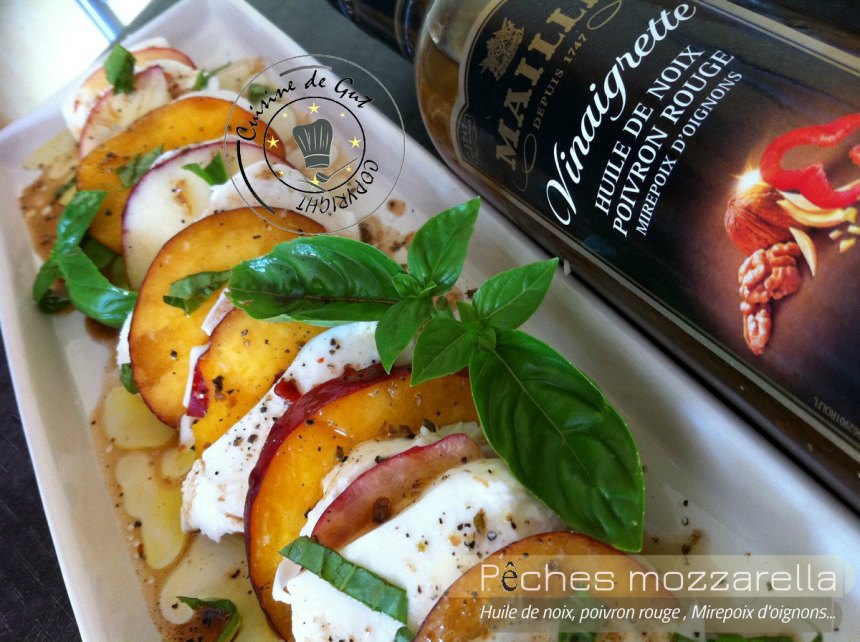 Pêches mozzarella huile de noix et poivrons1