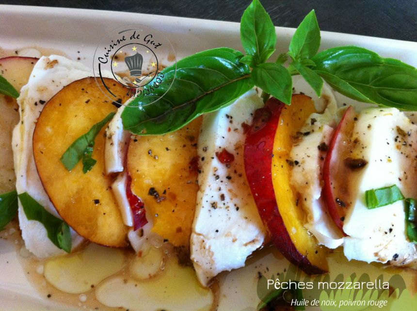 Pêches mozzarella huile de noix et poivrons2