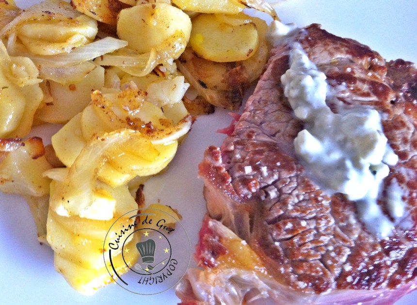 Pommes de terre curry intense et oignons entrecôte roquefort dans l'assiette