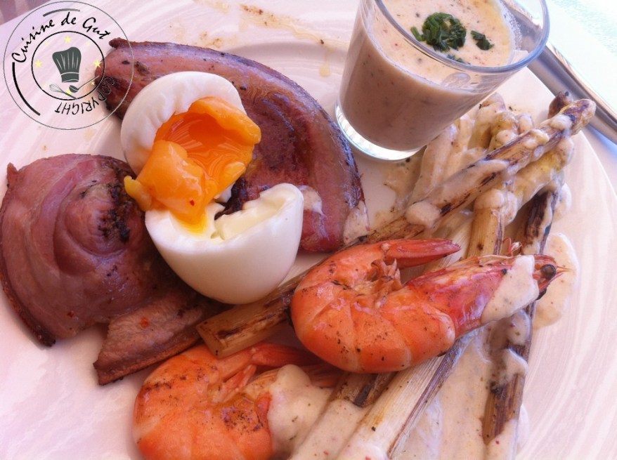 Plancha de pancetta asperges oeuf crevettes et crème de parmesa4