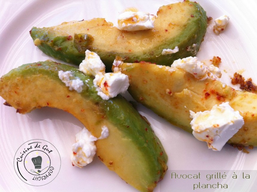 Avocat grillé à la plancha assiette