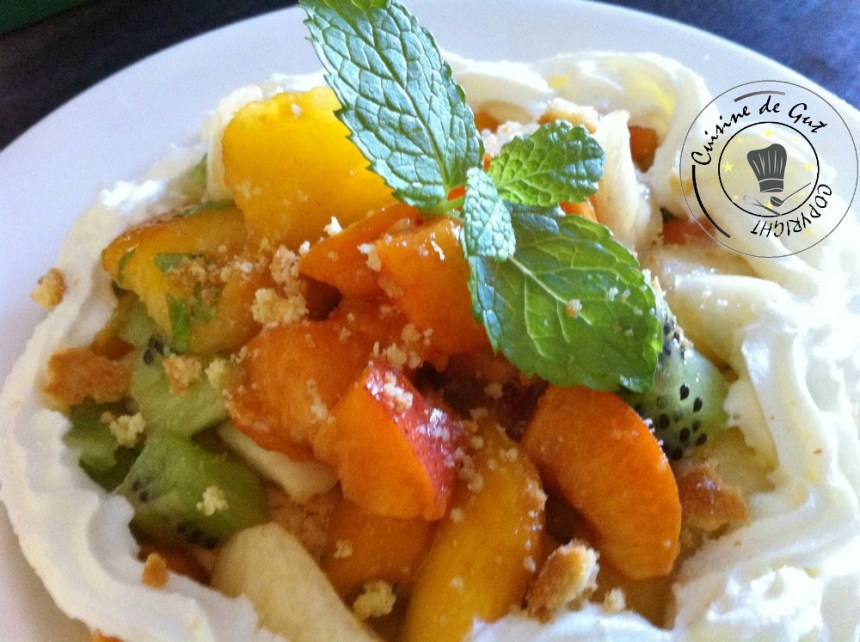 Dessert mousseux aux fruits assiette