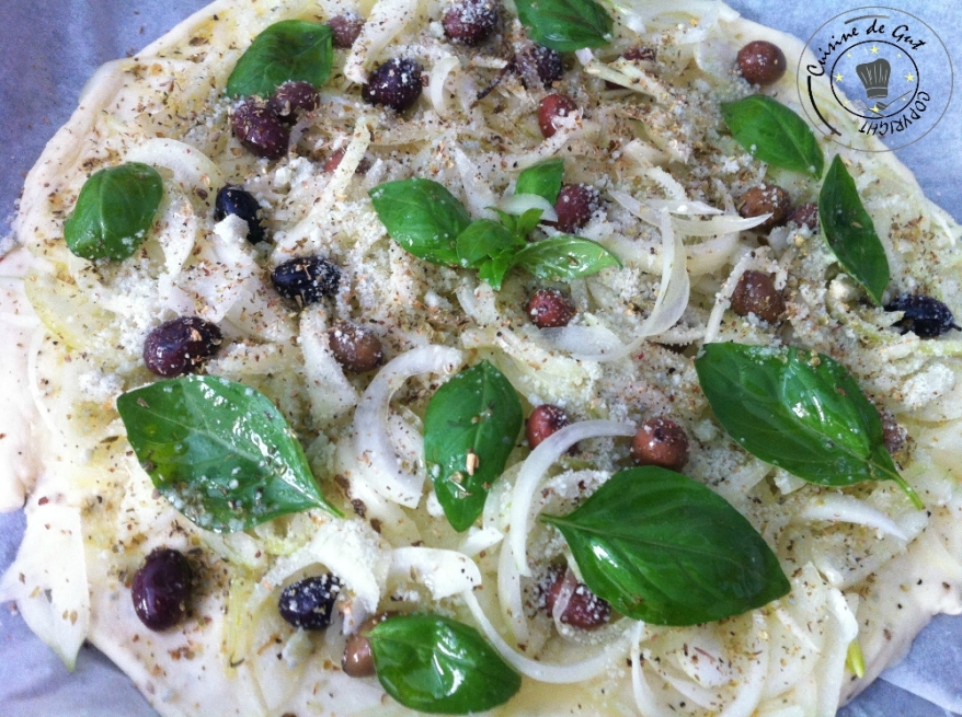Pizza oignons basilic olives et parmesan