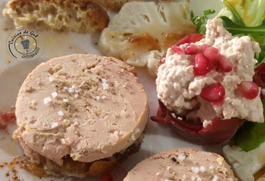 Mousse de foie gras en nid de magret et et foie gras entier sur canapés de fruits secs
