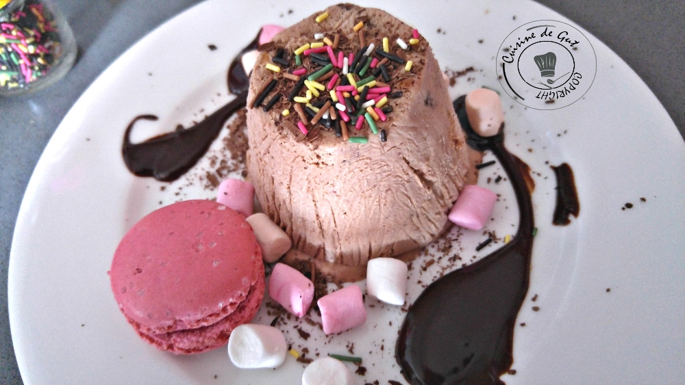 Parfait glacé à la pate a tartiner et macarrons roses