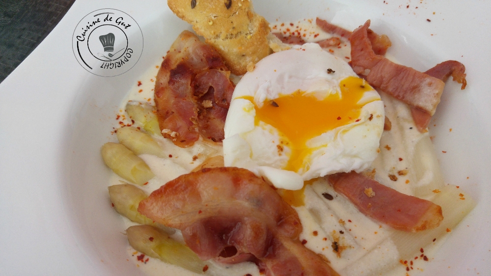Asperges pancetta et oeuf poché à la crème de parmesan