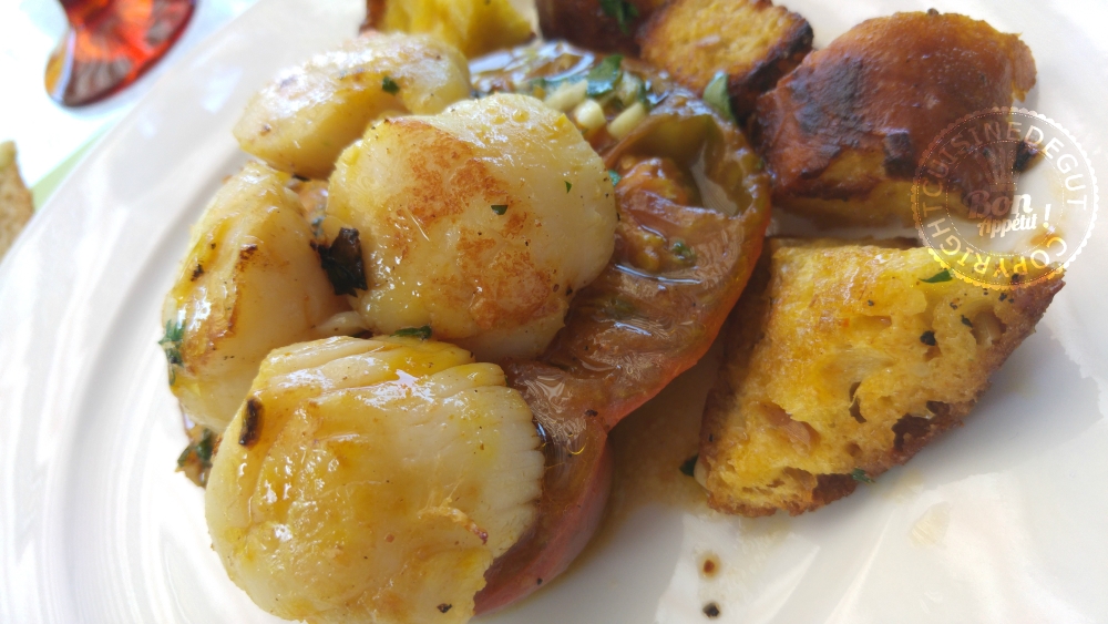 Noix de st Jacques tomates et pain au Mäis à la plancha1
