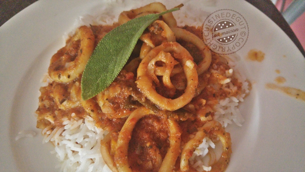 Anneaux de calamar cause tomate à la sauge