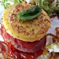 Hamburger argentin de polenta bacon tomate et&nbsp;mozza