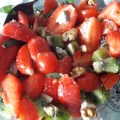Salade de fraises kiwis tomates chèvre et&nbsp;basilic