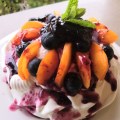 Pavlova abricot myrtille a la pina&nbsp;colada