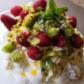Pavlova framboises kiwis ganache fruit de la&nbsp;passion