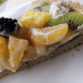 Tarte renversée aux fruits sur financiier et crème pina&nbsp;colada