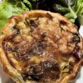 Tartelettes aux poireaux olives noires et coppa gratinées au&nbsp;brebis