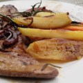 Foie de veau aux oignons rouges et son accompagnement parfumé ail et&nbsp;romarin