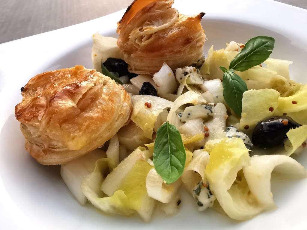 Salade d&rsquo;Endives et Mini-Tourtes feuilletées : Une Combinaison&nbsp;Gourmande