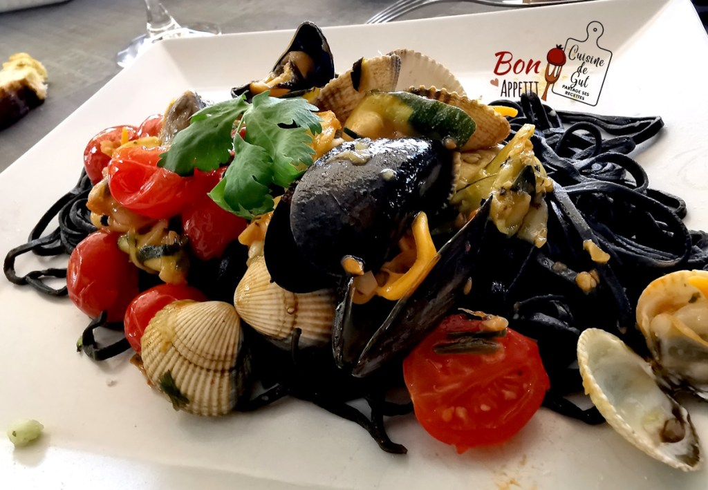 Tagliolini à l&rsquo;encre de seiche et restes de coquillages pour un repas rapide et&nbsp;complet