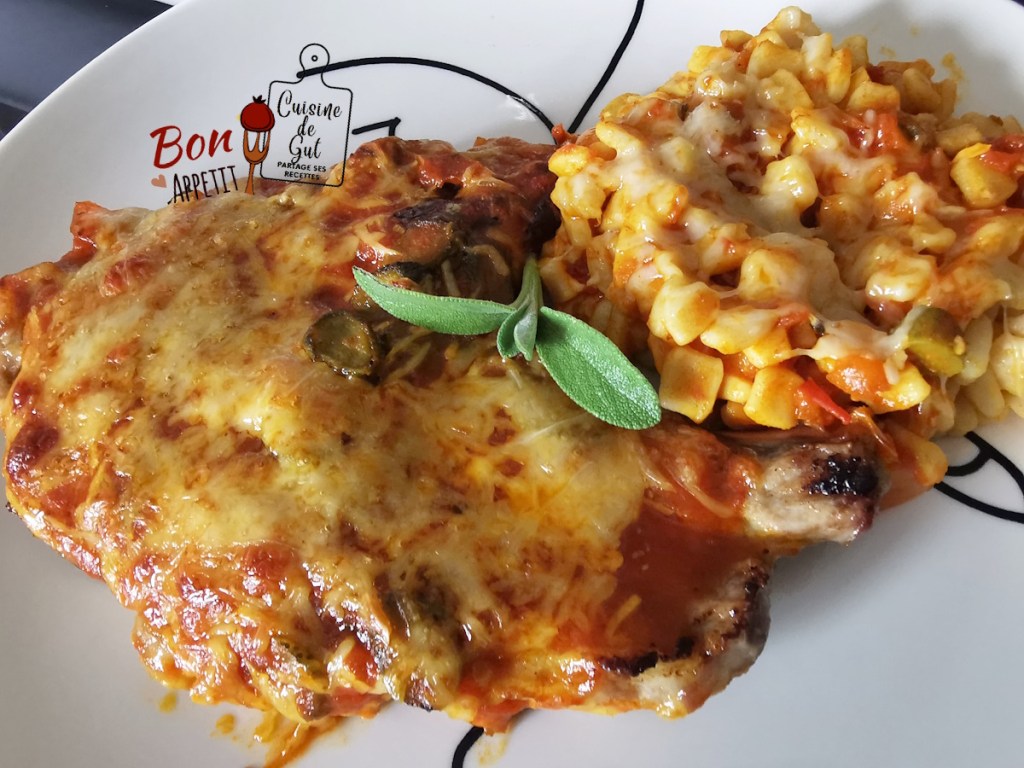 Côte de porc et crozets, sauce charcutière revisitée au curcuma et&nbsp;sauge