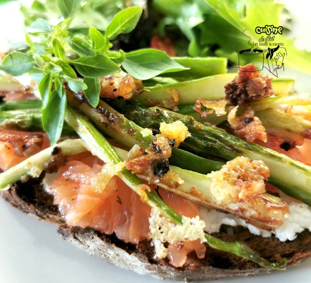 Bruschetta d&rsquo;asperges grillées au parmesan sur lit de chèvre et&nbsp;saumon