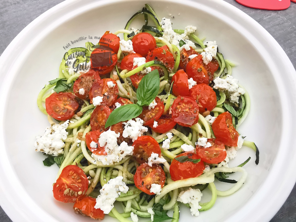 Spaghettis de courgettes, tomates confites et feta en&nbsp;salade