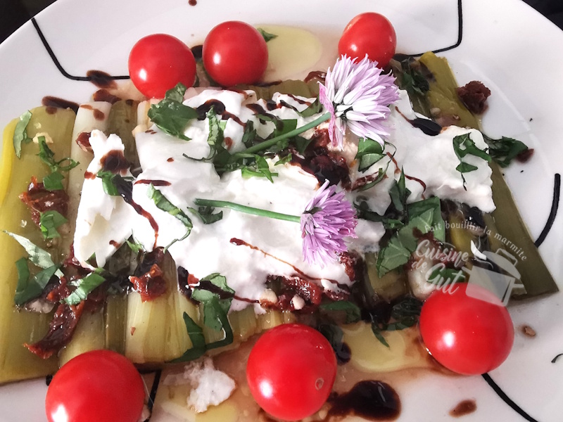 Poireaux vinaigrette burrata, tomates séchées et crème&nbsp;balsamique