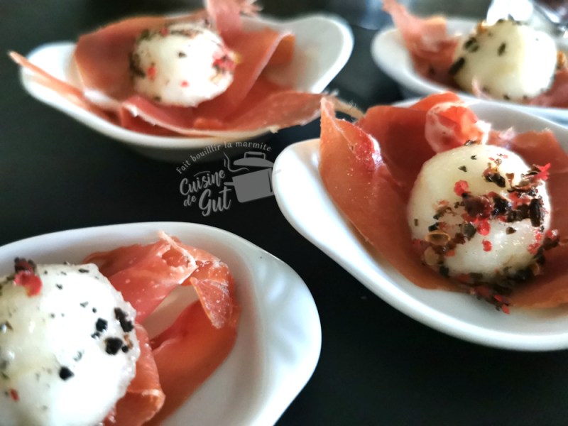 Billes de poires parfumée sur lit de Prosciuto : Une idée apéritive trop facile à faire&nbsp;!