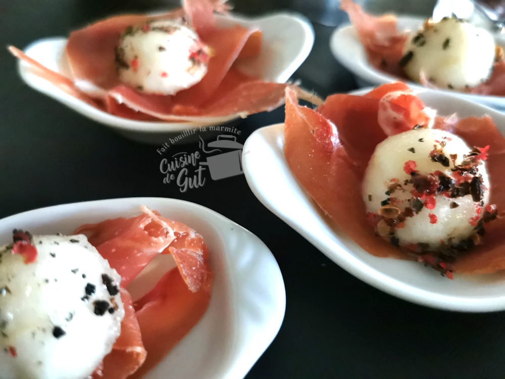 Billes de poires parfumée sur lit de Prosciuto : Une idée apéritive trop facile à faire&nbsp;!