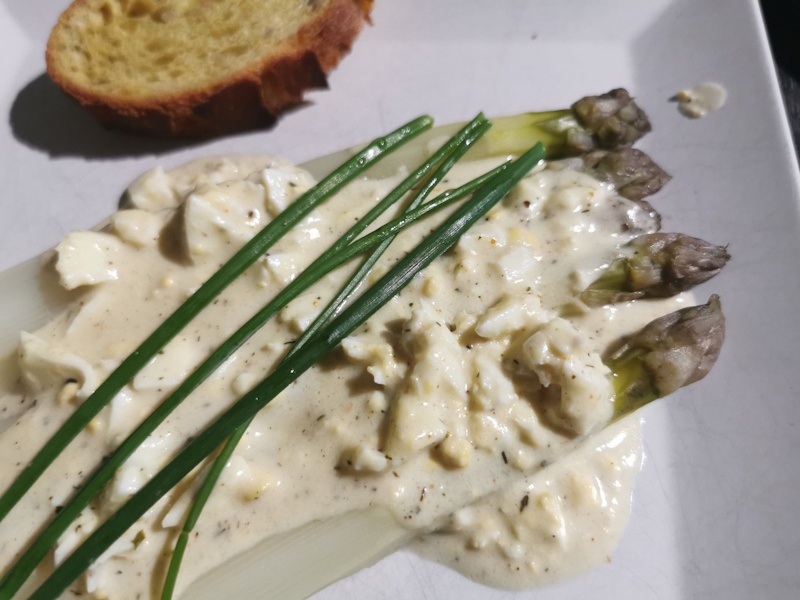 Asperges crème de parmesan oeufs durs bien&nbsp;parfumée