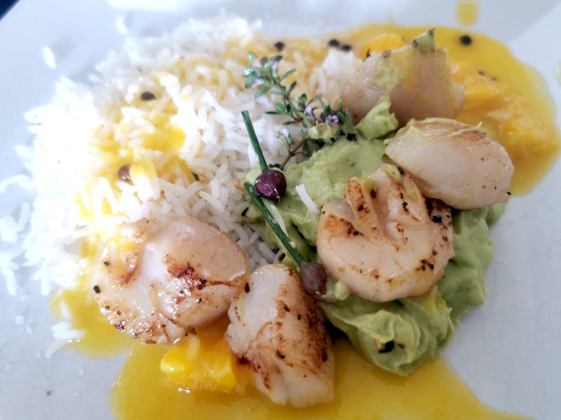 Noix de Saint-jacques sauce à l&rsquo;orange et crème&nbsp;d&rsquo;avocat