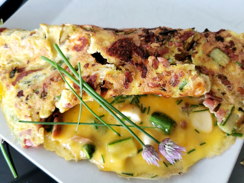 Omelette lardons, asperges, ail des ours et Scarmoza&nbsp;fumée