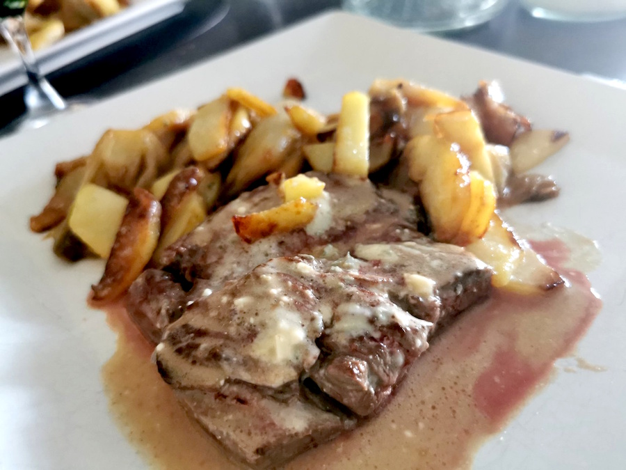 Onglet endives pommes de terre sauce&nbsp;Roquefort