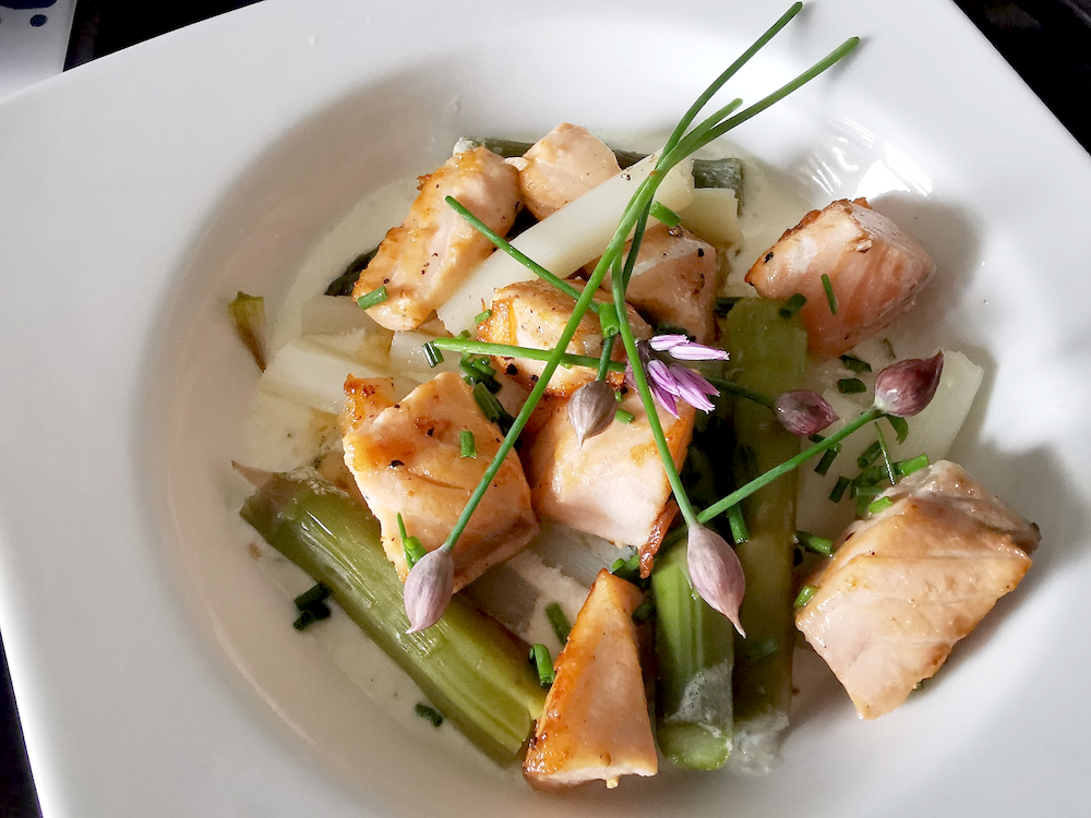 Saumon aux 2 asperges sauce Gorgonzola, ail et citron&nbsp;vert