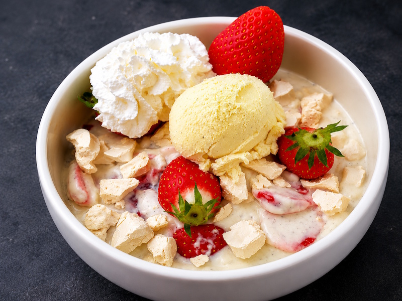 Eton mess revisité avec sa boule de&nbsp;vanille