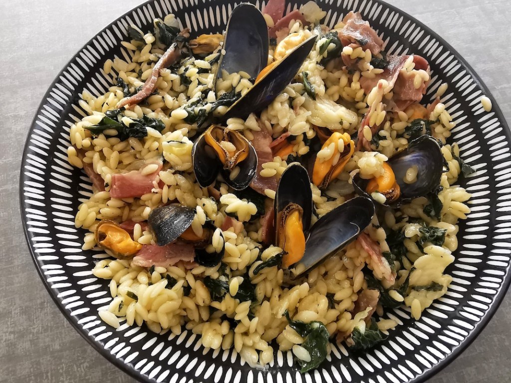 Puntines ou pâtes orzo aux moules, coppa et épinards