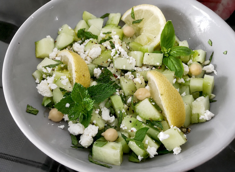 Salade de concombre pois chiches feta citron aux&nbsp;herbes