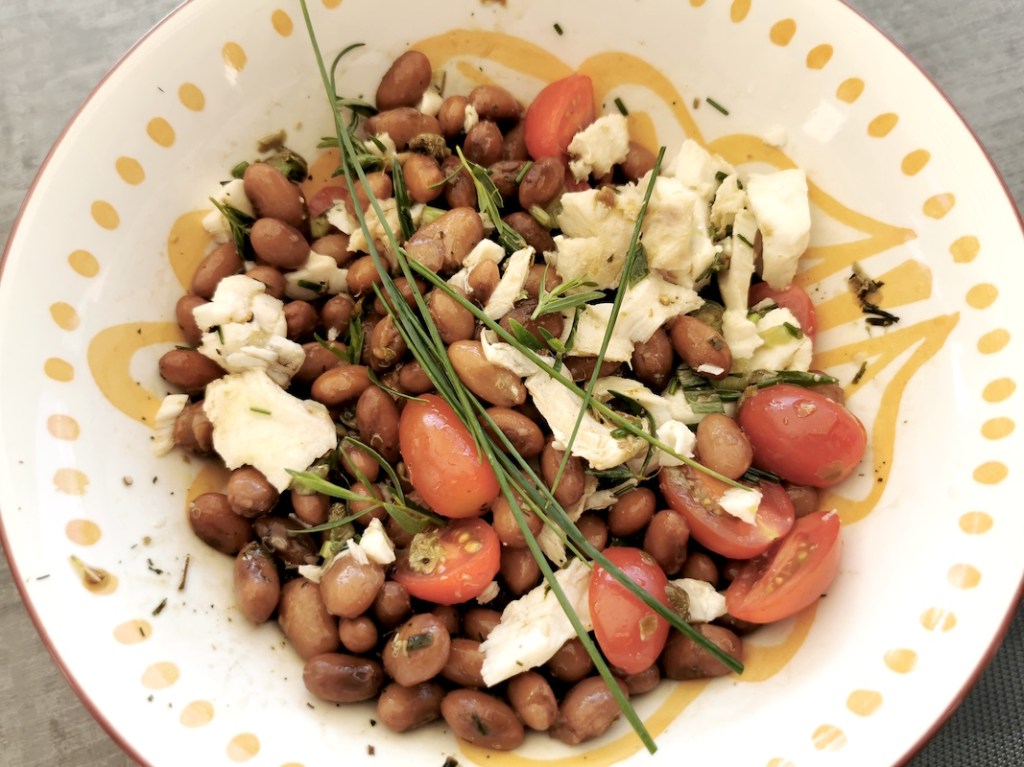 Salade de coco et cabillaud vinaigrette aux herbes câpres et anchois
